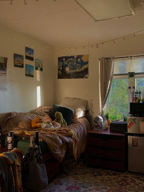 Earthy Dorm Room Ideas College, Antique Dorm Room, Dark Green Dorm Room, 70s Dorm Room, Cozy Dorm Room Aesthetic, Vintage Dorm Room Ideas, Granola Dorm Room, Dorm Inspo Cozy, Unique Dorm Room