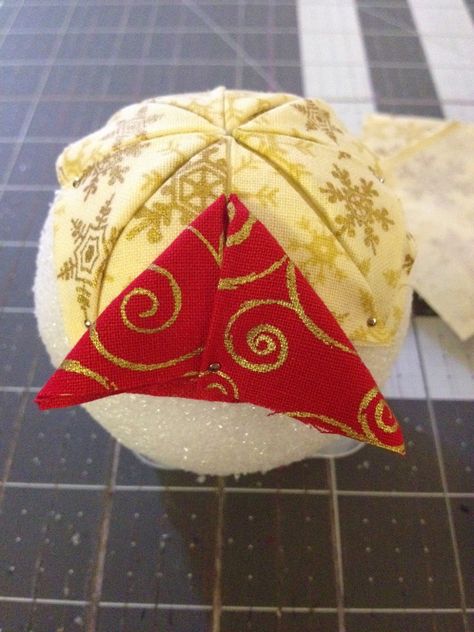 Create Kids Couture: Quilted Ornaments Diy Quilted Christmas Ornaments, Quilted Fabric Ornaments, Sewn Christmas Ornaments, Engineering Degree, Paper Sewing, Folded Fabric Ornaments, Quilted Ornaments, Quilted Christmas Ornaments, Ornament Tutorial