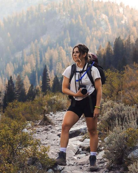 #hiking #hike #nature #mountain #hikingday #hikinglovers Plus Size Hike Outfit, Hiking Poses Photo Ideas Women, Colorful Hiking Outfit, Plus Size Camping Outfits, Cute Hiking Outfit Summer, Job Uniform, Hike Outfit Summer, Summer Hiking Outfit Women, Plus Size Hiking Outfit