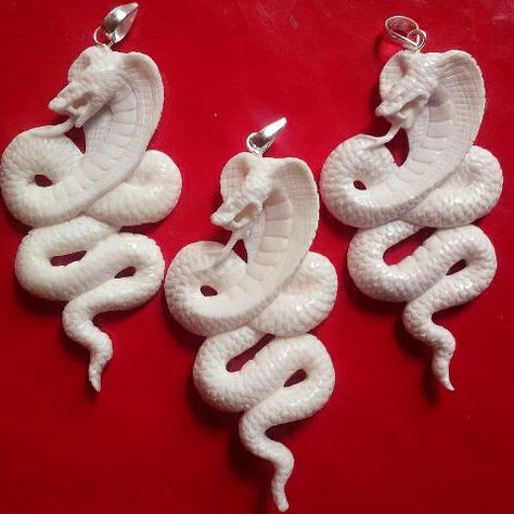 Cobra pendant necklace from buffalo bone hand carved ,available on my ebay store… Taxidermy Oddities, Bone Hand, Wood Carving Faces, Skull Crafts, Dremel Wood Carving, Snake Art, Carved Bone, Bone Horn, Sculpting Clay