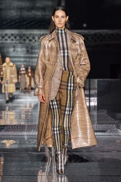 Burberry Fall 2020 Ready-to-Wear Collection - Vogue Burberry 2020, 90's Fashion, Fashion Figures, Runway Looks, Fashion Design Sketches, Fashion Show Collection, Fashion 2020, Vogue Paris, Striped Pants