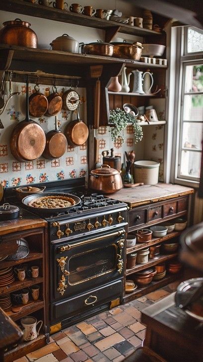 Unfitted Kitchen Ideas, Country Kitchen Inspiration, Unfitted Kitchen, Small Farmhouse Kitchen, Country Kitchen Ideas, Vintage Kitchen Gadgets, Scandinavian Kitchens, Vintage Decor Ideas, Casual Kitchen