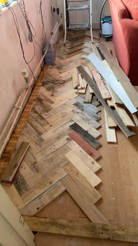 Wood And Brick Floor, Scrap Wood Flooring Ideas, Barn Flooring Ideas, Pallet Flooring Indoor, Epoxy Wood Floor, Cheap Flooring Ideas, Wood Pallet Flooring, Diy Floors, Lofted Cabin