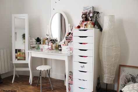 coin makeup chokomag blog beauté coiffeuse ikea tiroirs alex et miroir range bijoux Rangement Makeup, Ikea Drawers, Ikea Alex, Ikea Hemnes, Vanity Ideas, Makeup Rooms, Makeup Room, Room Tour, Beauty Room