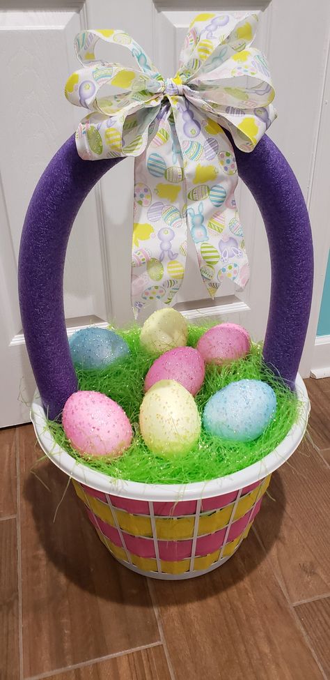 Dollar (and 25 cent) store DIY... Giant Easter Egg Basket made with a laundry basket and pool noodle Giant Egg Easter Basket, Large Easter Basket Ideas, Giant Easter Basket Diy, Big Easter Basket Ideas, Laundry Basket Easter Basket, Easter Yard Decorations Diy, Adult Easter Basket Ideas, Giant Easter Basket, Easter Yard Art