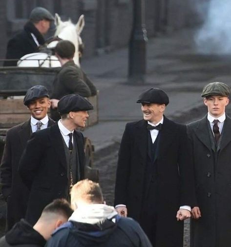 Thomas, Arthur and Finn Shelby 💜 Peaky Blinders Behind The Scenes, Peaky Blinders Cast, Paul Anderson Peaky Blinders, Harry Kirton, Finn Shelby, Dr Jonathan Crane, Peaky Blinders Series, Steven Knight, Peaky Blinders Characters