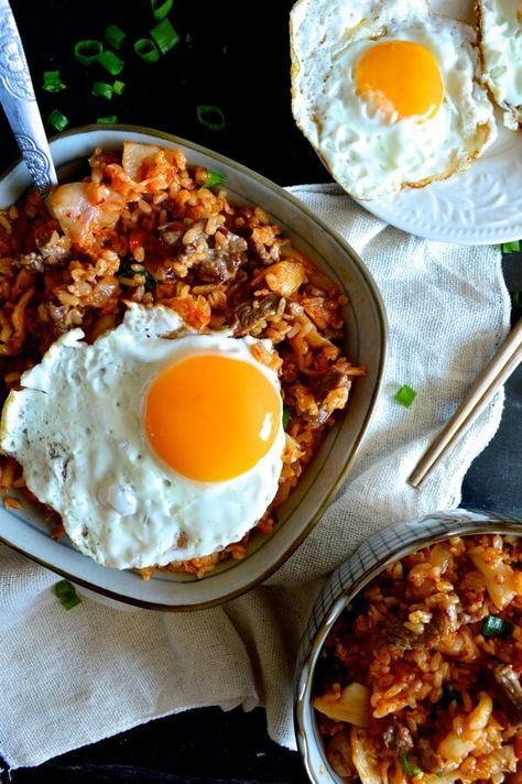 Beef and Kimchi Fried Rice - Chinese Korean Fusion, by thewoksoflife.com Kimchi Rice, Easy Korean Recipes, Beef Fried Rice, Beef Food Recipes, Chicken Food Recipes, Japanese Beef, Sweet Chicken, Korean Food Recipes, Kimchi Fried Rice