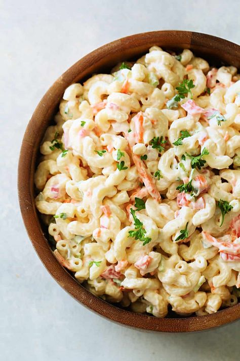 The perfect side dish for your summer BBQ - traditional Creamy Macaroni Salad. Creamy, easy, and delicious. Macaroni Pasta Salad, Creamy Macaroni Salad, Turkey Salad Recipe, Classic Macaroni Salad, Creamy Pasta Salads, Best Macaroni Salad, Easy Macaroni, Pizza Salad, Ranch Pasta Salad