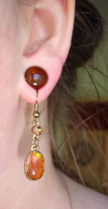 How to wear regular earings with gauged ears!! duhh why didnt i think of that! Gauges And Earrings, Small Gauges Aesthetic, Guages With Earring, Stretched Ear Jewelry, Stretched Ears With Earrings, Ear Gauges Aesthetic, Gauges Aesthetic, Cute Gauges, Gauged Ears