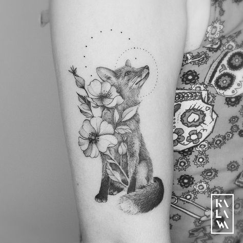 KALAWA tattooer sur Instagram : #fox and #flowers composition. Thx a lot Angèle.⠀⠀⠀⠀⠀⠀ ✖️Follow my studio @karbone.studio ✖️⠀⠀⠀⠀⠀⠀⠀ ⠀⠀⠀⠀⠀⠀⠀ *******⠀⠀⠀⠀⠀⠀ ⠀⠀⠀⠀⠀⠀ #dotwork… Cute Animals Tattoos, Back Tattoo Full, Tattoo Full Back, Small Fox Tattoo, Mutterschaft Tattoos, Tattoo Cross, Animals Tattoos, Wildlife Tattoo, Fox Tattoo Design