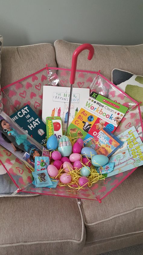 Umbrella Easter Basket, Easter Basket Alternatives, Umbrella Basket, Easter Basket Themes, Theme Baskets, Creative Easter Baskets, Girls Easter Basket, Basket Diy, Kids Umbrellas