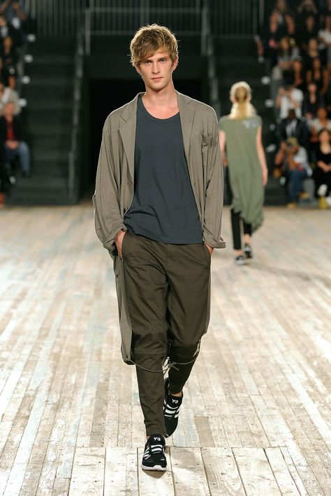 Mathias Lauridsen walking the Y-3 s/s10 runway. #malemodel #runway Man Walking Forward Reference, Guy Walking Reference, Male Walking Pose, Man Walking Drawing Reference, Man Walking Reference, Magazine Poses, Guy Walking, Amber Scholl, Walking Pose