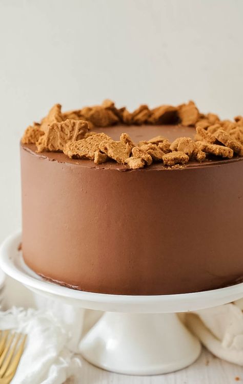 Biscoff Loaf Cake, Biscoff Chocolate Cake, Chocolate Biscoff Cake, Biscoff Birthday Cake, Biscoff Cake Design, Chocolate And Biscoff Cake, Lotus Biscoff Birthday Cake, Biscoff Fudge, Lotus Biscoff Cake Design