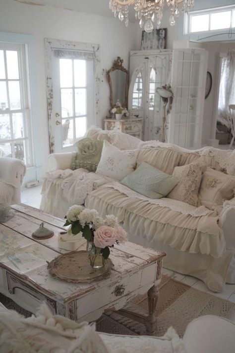 French Farmhouse Living Room, Bedroom Styling Ideas, Retreat Bedroom, Country Cottage Living Room, White Slipcovers, Cozy Bohemian, Classy Rooms, Bedroom Styling, Chic Lounge