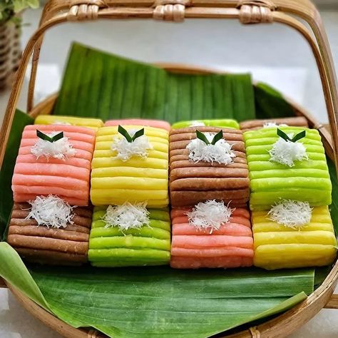 Gethuk Lindri, Indonesian Desserts, Indonesian Cuisine, Thai Dessert, Asian Desserts, Indonesian Food, Wedding Food, Yummy Cookies, Food Illustrations