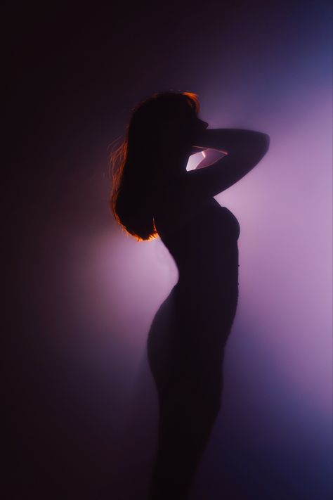 Indoor Silhouette Photography, Yoga Silhouette Photography, Dark Silhouette Photography, Physique Photoshoot, Shadow Photography Ideas, Photoshoot Ideas Night, Silhouette Photoshoot, Silhouette Poses, Backlit Photography