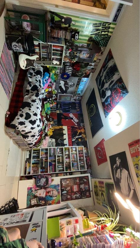 Cluttered Rooms Aesthetic, Weird Bedroom Aesthetic, Weird Room Ideas, Punk Room Ideas, Punk Room Aesthetic, Graphic Room, Punk Bedroom, Cluttered Room, Punk Room