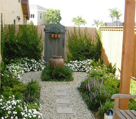 31+ Unique Pebble Garden Design Ideas - Farm.Food.Family Shady Backyard Ideas, Small Front Gardens, Backyard Ideas For Small Yards, Front Garden Design, Garden Ideas Cheap, Mediterranean Landscaping, Gravel Garden, Magic Garden, Contemporary Garden