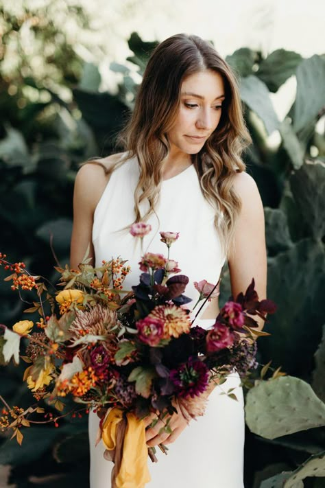 This bride kept her wedding day look natural + classic with loose waves and minimal makeup | Image by Gloria Goode Modern Fall Wedding Flowers, Unique Fall Bridal Bouquet, Fall Wedding Bouquets Wildflowers, Moody Wildflower Bouquet, Wedding Fence Decor, Fall Wedding Backdrops, Fall Wedding Bouquets October, Unusual Bouquets, Flower Thoughts