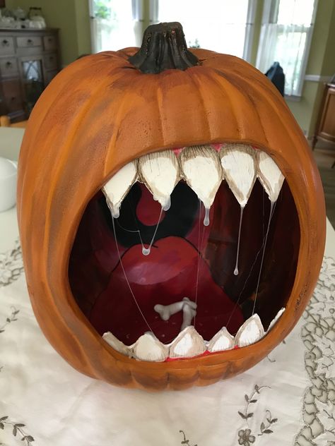 Cute Painted Pumpkin Ideas, Halloween Pumpkin Crafts, Creative Pumpkin Painting, Creative Pumpkin Decorating, Dekorasi Halloween, Pumpkin Decorating Contest, Acorn Ornaments, Creative Pumpkin Carving, Scary Pumpkin Carving