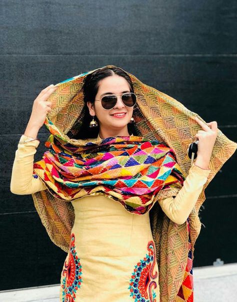 Latest Phulkari Dupatta Trends That'll Make You Fall For Punjabi Embroidery! 8 Punjabi Embroidery, Plain Suit, Alisha Panwar, Punjabi Style, Patiala Suit Designs, Suits Punjabi, Indian Fashion Trends, Punjabi Fashion, Phulkari Dupatta