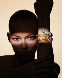 Jewellery Fashion Shoot, Serpent Bracelet, Photographing Jewelry, Jewellery Photography Inspiration, Jewelry Product Shots, Creative Jewelry Photography, Jewelry Photography Styling, Studio Photography Poses, Jewelry Editorial