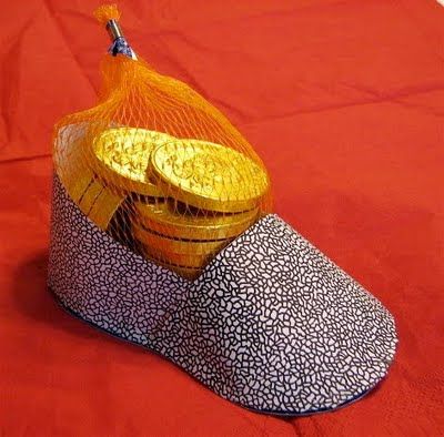 doodles and noodles: Get Ready for St. Nicholas Day - by Making Paper Shoes with My Handy-Dandy Tutorial! Shoe Template, Paper Shoes, Godly Play, St Nicholas Day, Baby Shower Diaper Cake, School Celebration, Holidays Around The World, St Nicolas, Shoe Crafts