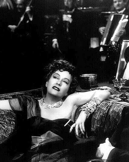 Saddest Movies, Norma Desmond, Billy Wilder, Sunset Boulevard, Old Hollywood Movies, Septième Art, Look At The Moon, Classic Actresses, Movie Buff