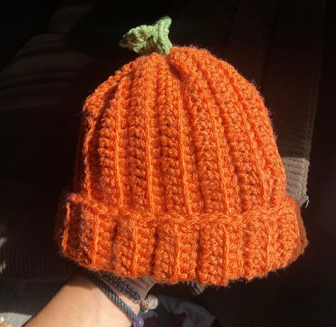 Explore 20 adorable crochet kids hats ideas to keep your little ones cozy and stylish throughout the year. Discover fun patterns and creative designs now! Crochet Fall Beanie, Fall Theme Crochet, Fall Crochet Market Ideas, Fall Crochet Hat, Crochet Halloween Beanie, Halloween Crochet Beanie, Crochet Ideas For Fall, October Crochet Ideas, Crochet Halloween Projects