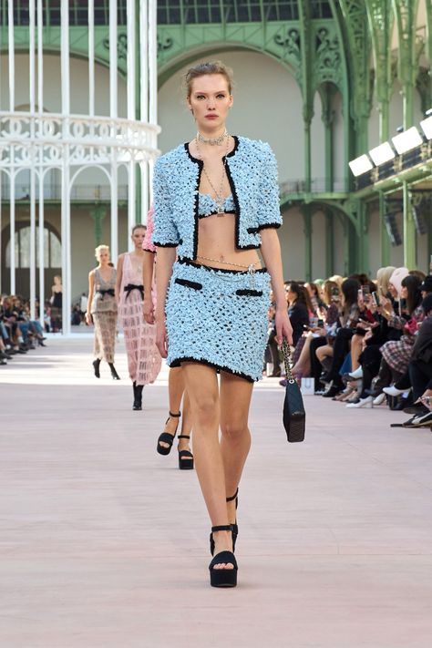 Chanel Spring 2025 Ready-to-Wear
https://www.vogue.com/fashion-shows/spring-2025-ready-to-wear/chanel/slideshow/collection#38 Runway Ready To Wear, Chanel Spring Summer, 2025 Spring, Crochet Couture, Chanel Runway, Color Trends Fashion, 2025 Fashion, Spring 2025, Crochet Dresses