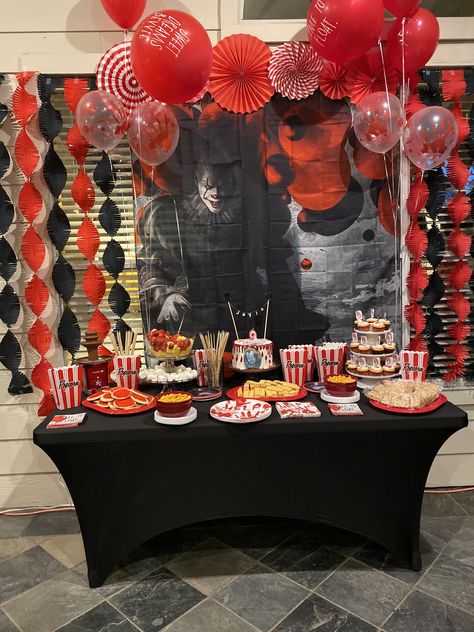 Penny Wise Birthday Party Ideas, It Party, It Birthday Party, Pennywise Party, Pennywise Birthday Party Ideas, Birthday Party Horror Theme, It Themed Party Stephen King, Diy Pennywise Decoration, It Party Ideas Pennywise