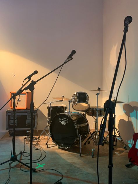 Sing Studio Aesthetic, Acoustic Band Aesthetic, Drum Practice Room, Korean Band Aesthetic, Music Director Aesthetic, Band Room Aesthetic School, Band Manager Aesthetic, Open Mic Night Aesthetic, Minimalist Music Studio