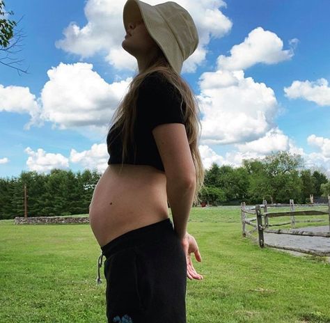 she reveals more baby bump pics with zayn! Gigi Hadid Pregnant, Pregnancy Fits, Baby Bump Clothes, Pregnancy Belly Photos, Pregnancy Bump, Belly Photos, Pregnancy Clothes, Pretty Pregnant, Hadid Sisters