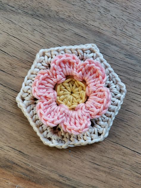 Hi! Today I’m here to share a little tutorial I made for you 😊. After my 3D flower squares I thought it would have been nice to have a little hexie option, so.. Here we go! Materials Yarn of … Hexagon Flower Crochet, 3d Flower Granny Square Pattern Free, Crochet Granny Flower Square, Crochet Hexagon Flower, Flower Hexagon Crochet, 3d Flower Granny Square, Crochet Hexagons, Hexie Patterns, Hexagon Crochet Pattern