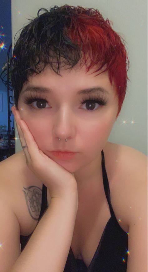 Split Dye On Short Hair, Pixie Split Dye, Pixie Hair Dye Ideas, Split Dye Pixie Cut, Red And Black Split Dye, Short Split Dyed Hair, Split Dye Short Hair, Black Split Dye Hair, Dye Short Hair