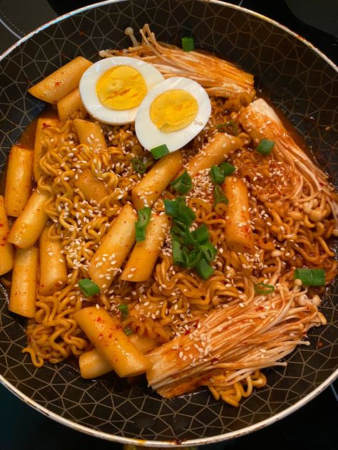 Ttbeokki Food, Tobokki Korean, Korean Food Pics, Teokkboki Food, Ramion Korean Food, Korean Rice Dishes, Delicious Korean Food, Teokkboki Recipes, Korean Food Tteokbokki