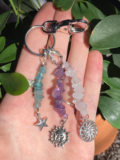 Diy Crystal Keychain Ideas, Bracelet Helper, Gemstone Keychain, Keychain Ideas, Crystal Keychain, Handmade Keychains, Making Necklaces, Unique Keychains, Wire Jewelry Designs