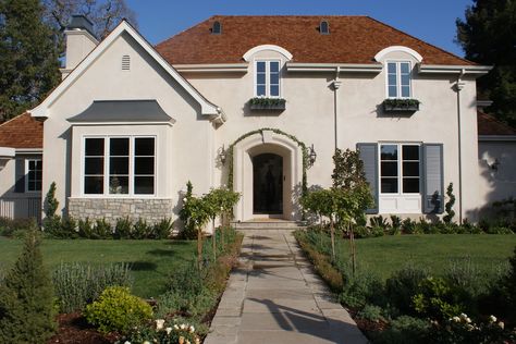 Stucco, brown roof, wooden shutters - color scheme Brown Roofs, Holiday House Tours, Brown Roof, Brown Brick, Stucco Homes, Siding Colors, Roofing Felt, House Exterior Colors, Exterior Paint Color