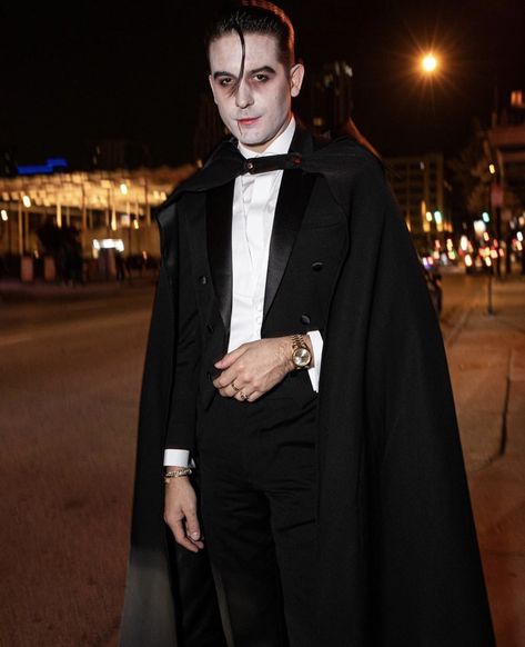 Men Vampire Makeup Halloween, Vampire Costume Men Makeup, Scary Halloween Costume Ideas Men, Man Vampire Costume, Dracula Makeup For Men, Men Vampire Makeup, Male Vampire Costume, Vampire Costume Male, Vampire Custome