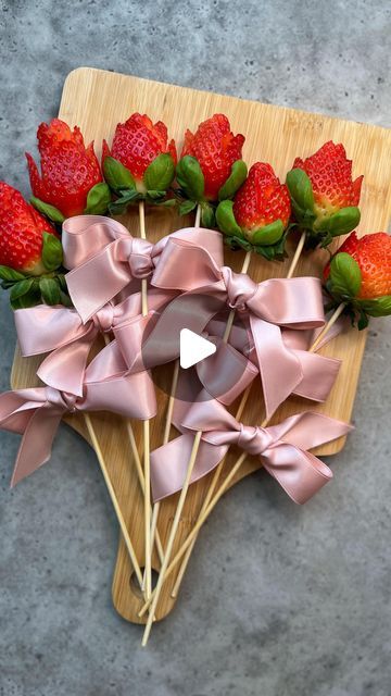 Sine Siemkowicz on Instagram: "Strawberry Bow Roses🎀🍫  Surprise your loved ones with these adorable edible flowers, which are best served with melted chocolate.  For the full instructions head to my website (link in bio) or search ‘strawberry bow roses’  #valentinesday #chocolate #strawberries #beautifulcuisines #tutorial #howto" Strawberry Floral Arrangement, Strawberry Bouquet, Chocolate Strawberries Bouquet, Cut Strawberries, Diy Edible, Edible Bouquets, Strawberry Flower, Pink Rose Bouquet, Diy Bouquet