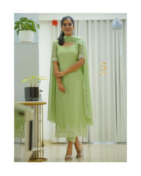 Straight Fit Kurti Designs, Plain Churidar Designs, Trendy Churidar Designs, Chudidhar Designs For Stitching, Churidhar Models Latest, Chudithar Model, Churidar Design, Plain Kurti Designs, Dress Designs For Stitching