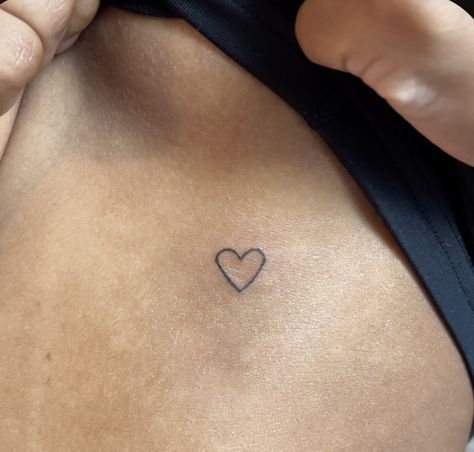 Heart tattoo art Stick And Poke Heart Tattoo, Stick And Poke Tattoo On Hip, Heart Stick And Poke, Heart Hip Tattoo, Stick And Poke Tattoo Ideas Simple, Cute Minimalist Tattoo, Simple Heart Tattoo, Tattoo On Hip, Simple Heart Tattoos