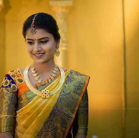 539 Likes, 5 Comments - South Indian Bride Fashion (@southindianbridalfashion) on Instagram: “Beautiful South Indian Bride Tag besties who need to see this @focuzstudios” Kasu Mala, South Indian Silk Saree, Gold Jewels Design, Bridal Jewels, Bridal Jewelery, Wedding Saree Blouse, Wedding Saree Blouse Designs, Bride Fashion, Traditional Indian Jewellery