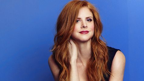 Sarah Rafferty as Donna Paulsen. Donna, executive assistant, is one of the most formidable minds at Pearson Hardman. Read about the character! Suits Wallpaper, Donna Suits, Donna Paulsen, Sarah Rafferty, Suits Usa, Red Hair Woman, The Firm, Ginger Girls, Great Hairstyles