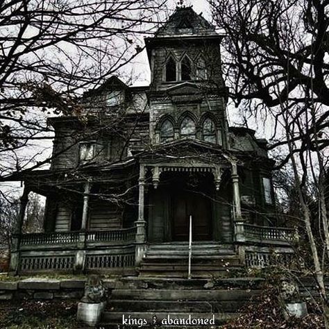 Looks like a mouth with fangs.. Victorian Gothic Buildings, Mouth With Fangs, Haunted Victorian House Aesthetic, Haunted Buildings, Scary Victorian House, American Gothic Architecture, Haunted Locations, Deserted Places, Creepy Old Houses