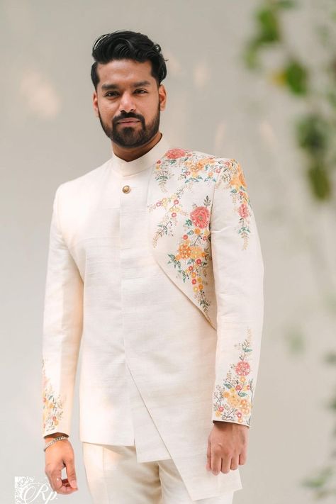 Latest Men’s Ethnic Wear, Grooms Father Outfit, Shervani Design For Men Simple, Engagement Look For Men, Men Designer Outfits, Latest Sherwani Designs For Groom, Latest Indowestern Outfits For Men, Mens Outfits For Wedding, Jodhpuri Mens