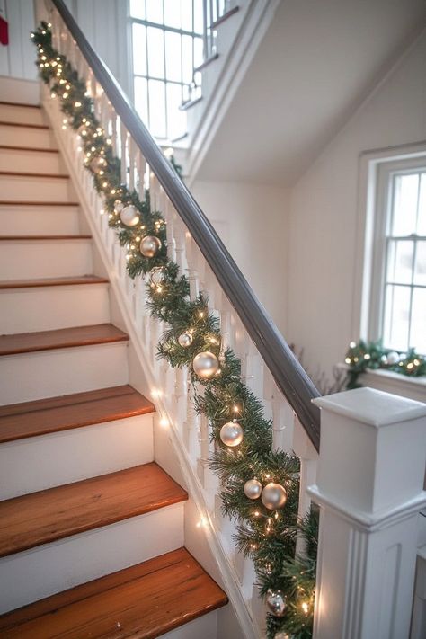 Modern Christmas staircase Stair Rail Christmas Decor, Christmas Staircase Ideas, Stair Banister Christmas Ideas, Decorate Staircase, Christmas Stairway, Christmas Banister, Stairway Ideas, Christmas Stairs Decorations, Staircase Decor Ideas