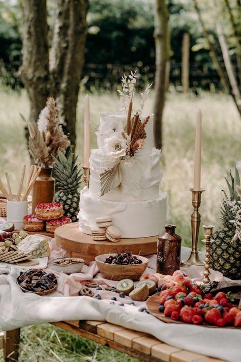 Country Wedding Cake Table, Cottage Core Dessert Table, Wedding Pastry Table Ideas, Brides Cake Table Ideas, Boho Wedding Cake Table, Boho Wedding Dessert Table, Boho Dessert Table, Wedding Cake Table Ideas, Salty Bar