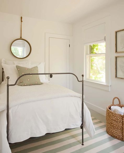 beach cottage-bedroom Modern Farmhouse Bedroom Decor, Farmhouse Style Bedroom Decor, Hamptons Cottage, Farmhouse Bedroom Decor Ideas, Farmhouse Style Bedrooms, Modern Farmhouse Bedroom, Decor Shabby Chic, Cottage Bedroom, Hamptons House