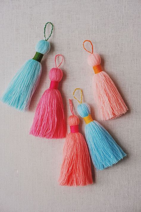 Garland Decor Ideas, Tassel Garland Decor, Tassel Crafts, Pom Garland, Pom Pom Crafts, Weaving Loom, Diy Tassel, Pom Pom Garland, Hand Crochet Baby Blanket